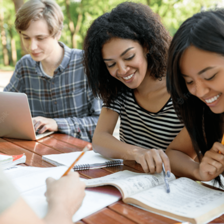 alunos-felizes-sentados-e-estudando-ao-ar-livre-enquanto-fala_171337-13401 (1)